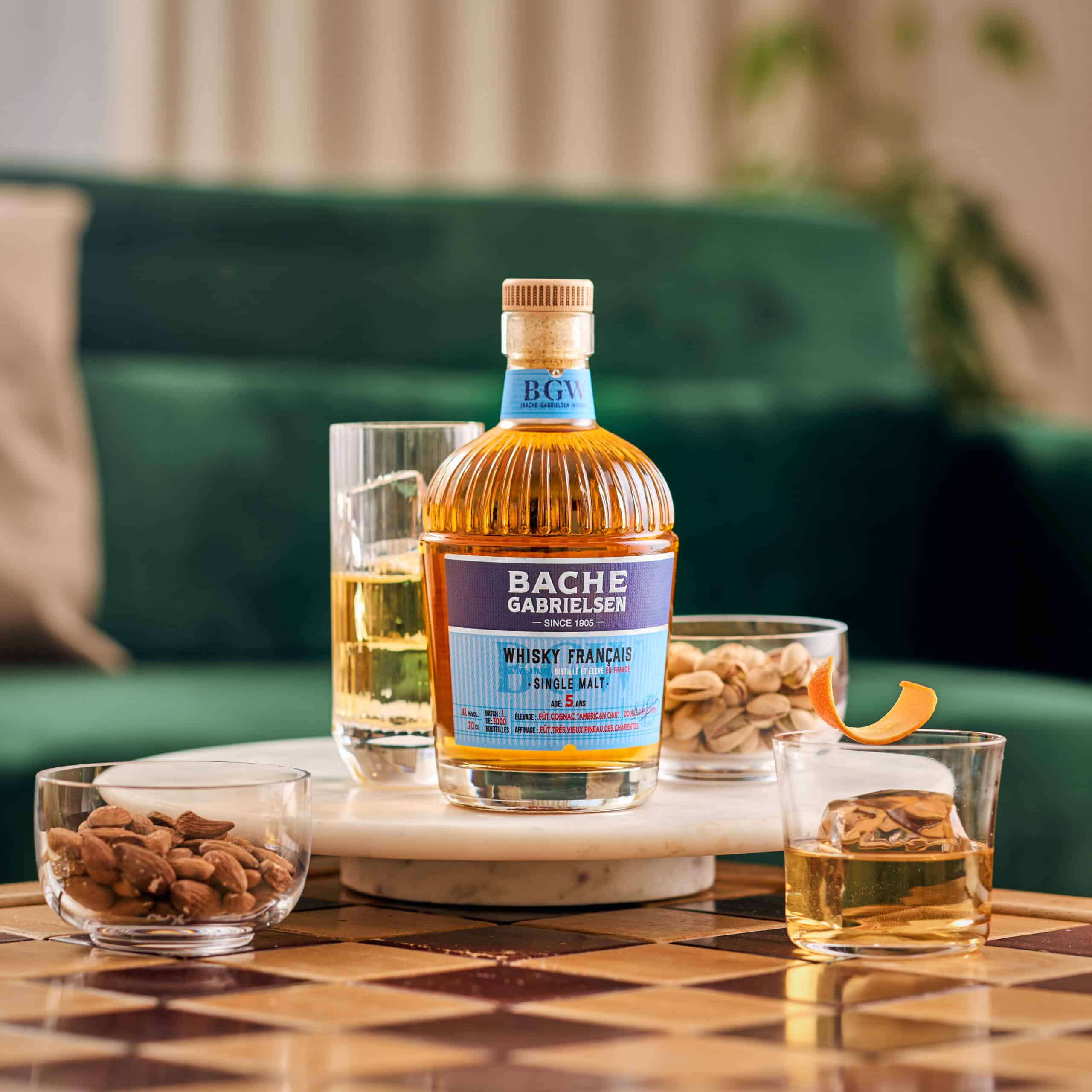 Bouteille de Whisky français Bache-Gabrielsen sur une table d'apéritif