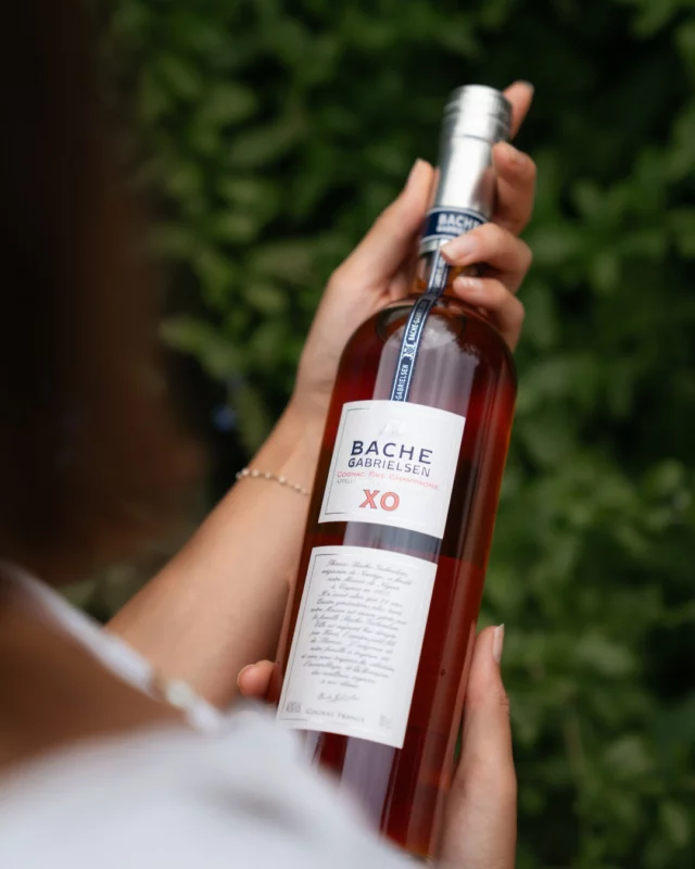 XO Fine Champagne, the art of balance between elegance and intensity. ⚖️ 
A cognac to be enjoyed neat, reserved for the finest occasions. ✨

Please drink responsibly.