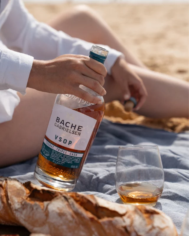 A moment suspended in the summer breeze. 🌞
A glass of our VSOP Triple Cask, fresh baguette, and the sound of the waves…🌊 
Sometimes, true luxury is simply living the moment. 

| Please drink responsibly.