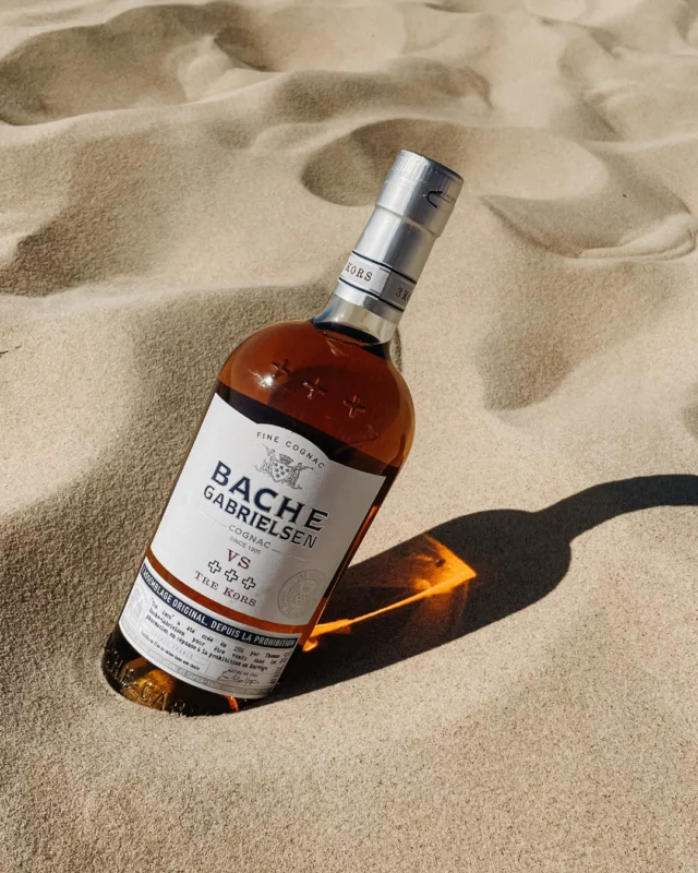 Aged for 2 years, our VS Tre Kors is a vibrant blend of young Fins Bois and more mature Petite Champagne eaux-de-vie. 🥃 It opens with aromas of vanilla from Limousin oak, followed by fresh citrus notes and subtle spices. 🪵

| Please drink responsibly.