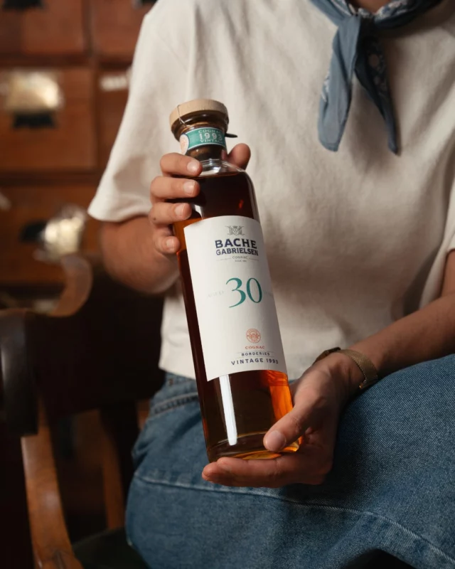 Aged for 30 years in oak casks, this Borderies 1993 cognac reveals round, generous aromas of ripe apricot, vanilla, sweet almonds, and crushed hazelnuts. 🌰
An exceptional expression of time and terroir. ✨

| Please drink responsibly.